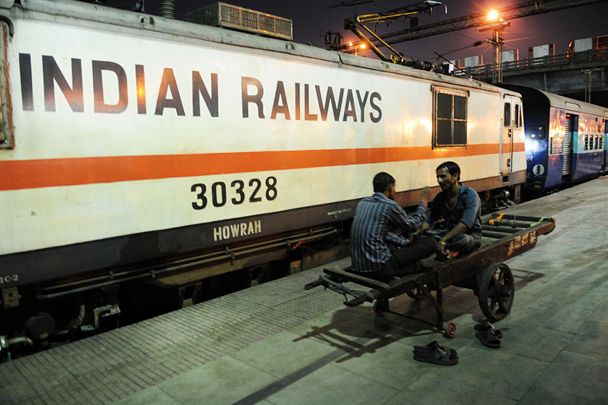 रेलवे ने की 3 लाख कर्मचारियों की छंटनी की तैयारी!