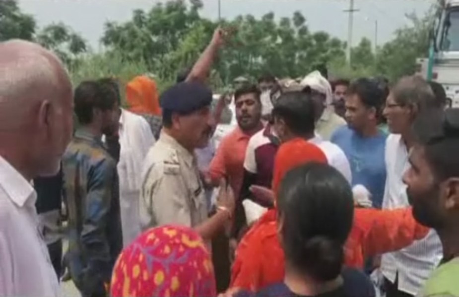 स्कूल के बाहर जाम लगाया=Jam at school