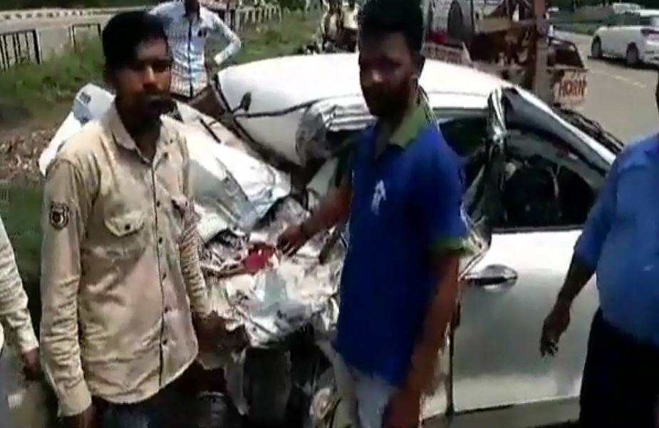 सड़क हादसे में कार बुरी तरह से हुई क्षतिग्रस्त