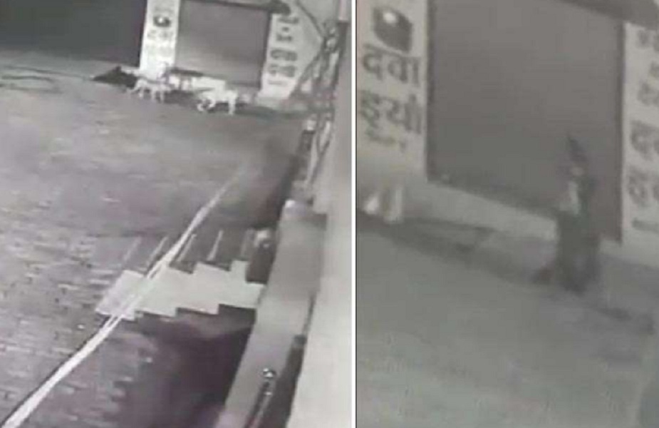 बच्ची को नाले में फेंकते हुए महिला की तस्वीरे कैमरे में कैद