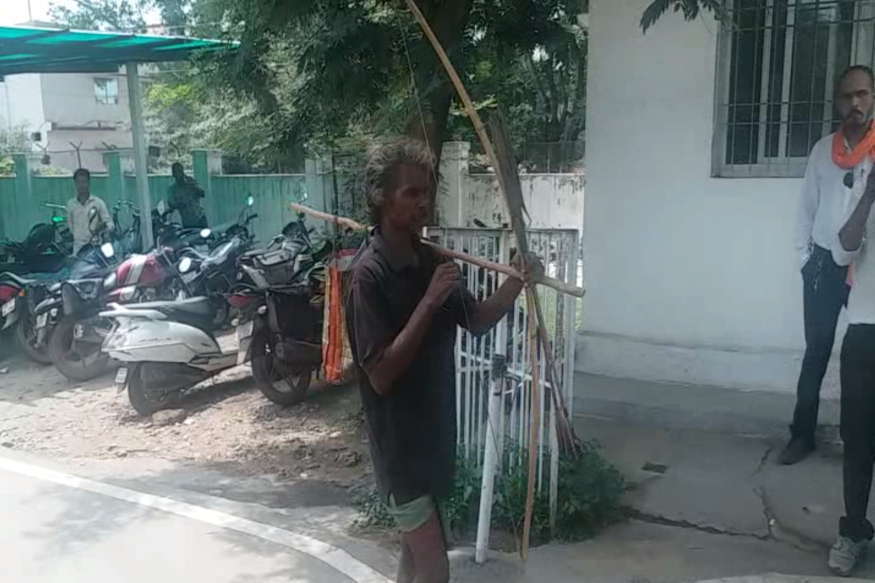 बच च क ल कर भ ग ब व त र धन ष ल कर कल क ट र ट पह च गय पत Husband Reached The Collector With Bow And Arrow In His Hand Demanding To Get Back His Children News18 Hindi