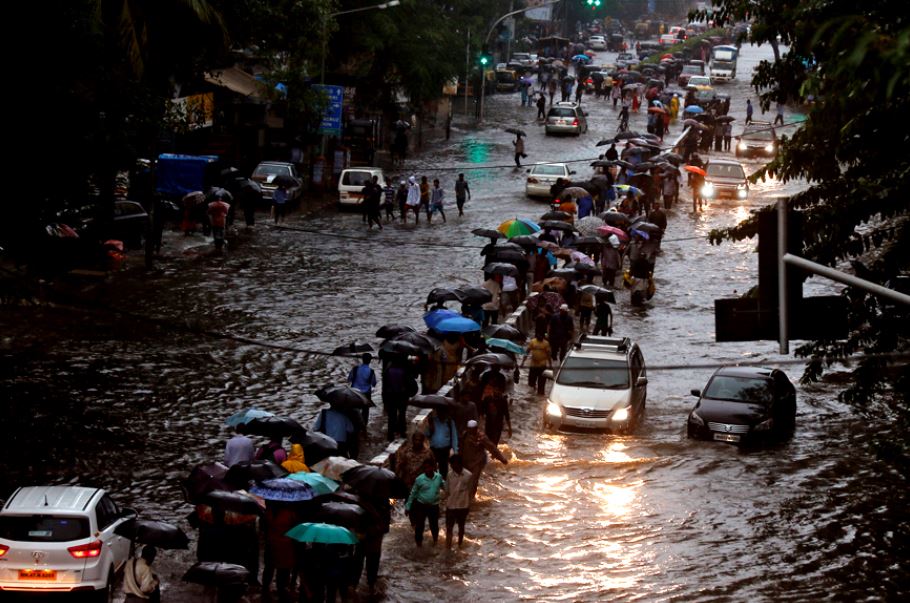 mumbai rains, mumbai floods update, damage due to mumbai rains, mumbai floods reasons, mumbai rains forecast, मुंबई बारिश, मुंबई बाढ़ स्थिति, मुंबई बाढ़ में नुकसान, मुंबई बाढ़ के कारण, मुंबई बारिश अनुमान