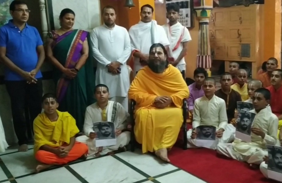 टीम इंडिया की जीत के लिए बटुक और महंत स्वामी रंगनाथ आचार्य महाराज ने किया विजय अनुष्ठान