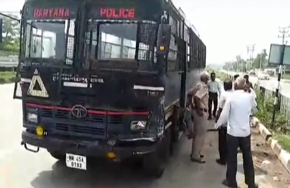 हादसे के बाद लोगों ने पुलिस बस को मौके पर रुकवाया-police-bus-collided-with-car-two-people-injured-in-karnal- police-men-run-away-after-road-accident