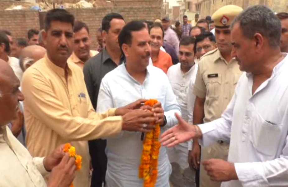 कैप्टन अभिमन्यु का ग्रामीणों ने फूलमालाओं व पगड़ी पहनाकर भव्य स्वागत किया