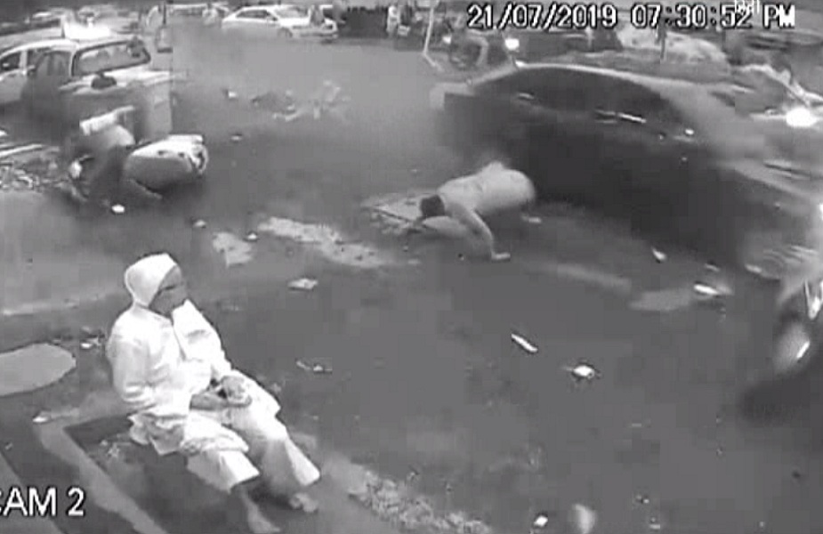 तेज रफ्तार कार ने 6 लोगों को रौंदा, 2 की मौत, सीसीटीवी में कैद VIDEO
