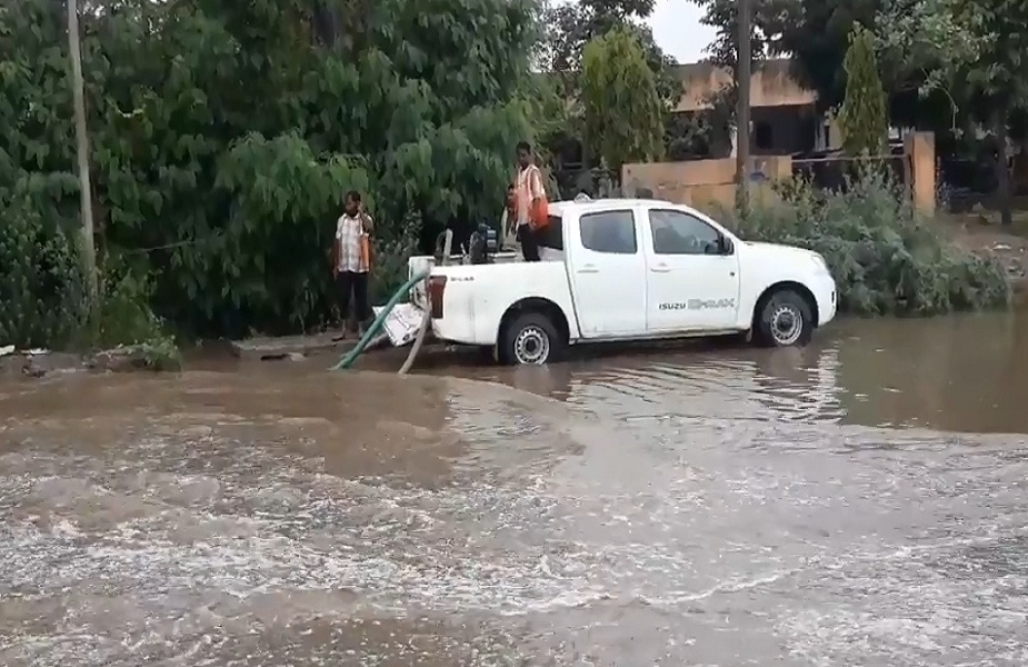 हाईवे के पानी को निकालने का कार्य दूसरे वाहन की सहायता से किया जा रहा है