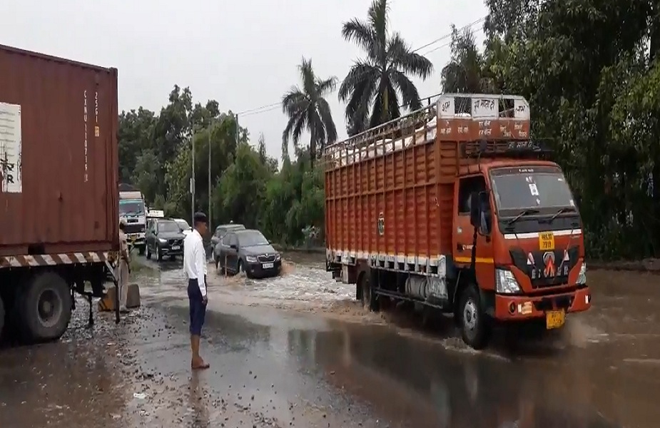 हाईवे पर लगे जाम से लोगों को हो रही परेशानी