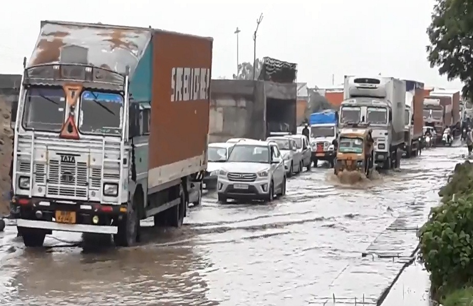निर्माणाधीन हाईवे पर बारिश के पानी से 3 फुट तक सड़क पर भरा पानी