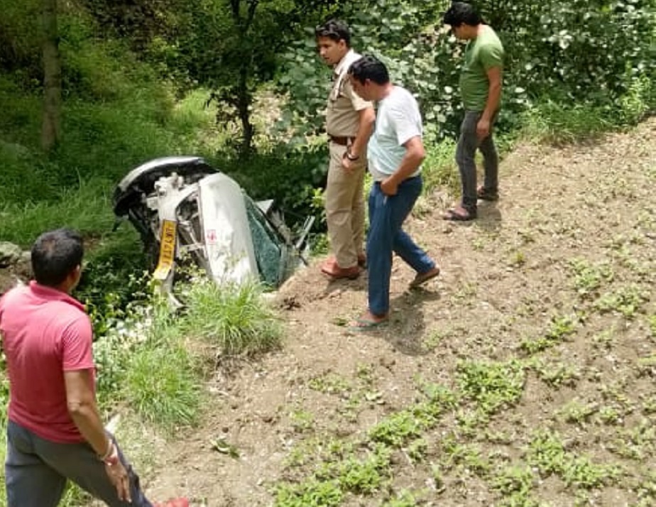 tehri car accident, चंबा-कोटी मोटर मार्ग पर एक कार दुर्घटनाग्रस्त होकर गाजणा गांव के पास खाई में जा गिरने से दो लोगों की मौत हो गई और एक गंभीर रूप से घायल है.