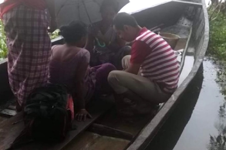 सामुदायिक स्वास्थ्य अधिकारी ने नाव पर कराई बच्चे की डिलीवरी