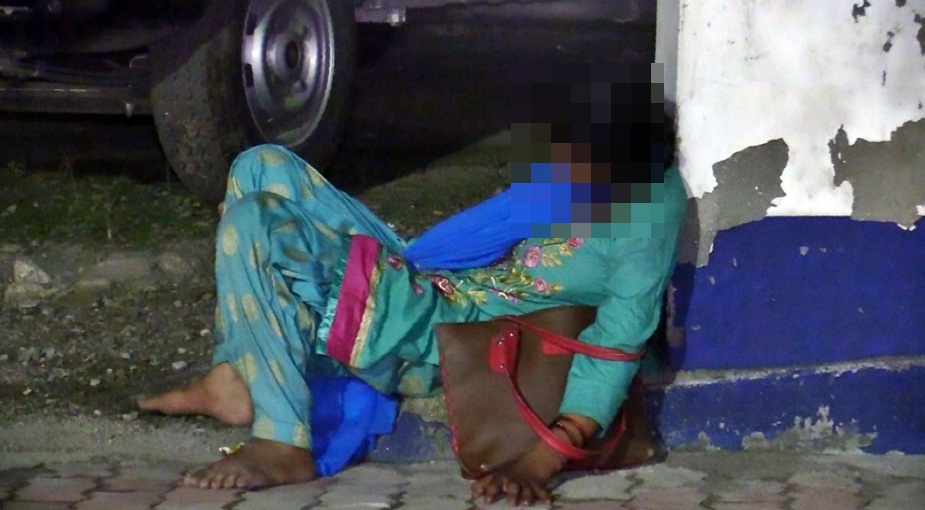 महिला ने अपना नाम नीलम निवासी हमीरपुर बताया है.
