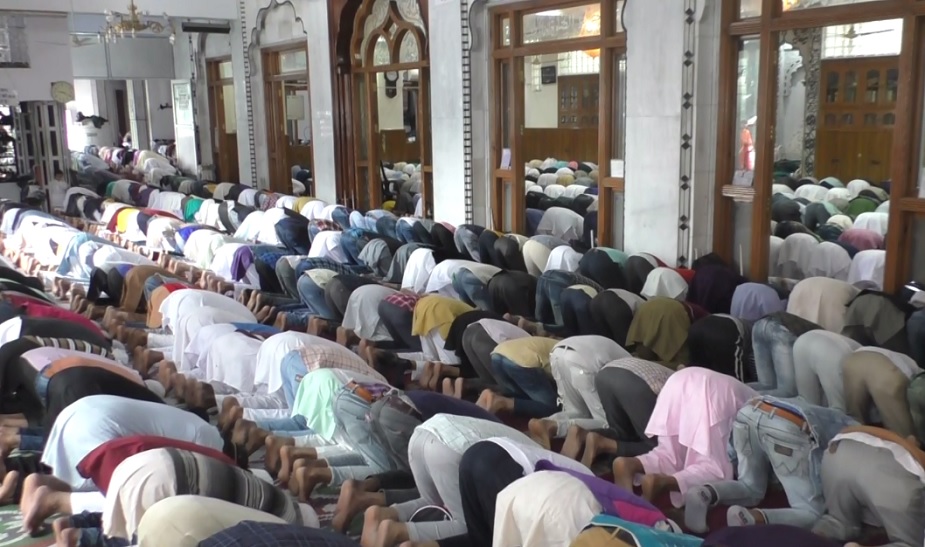  जामा मस्जिद में ईद की नमाज़ अदा करने नई पीढ़ी भी पहुंची थी. (वीरेंद्र बिष्ट की रिपोर्ट)