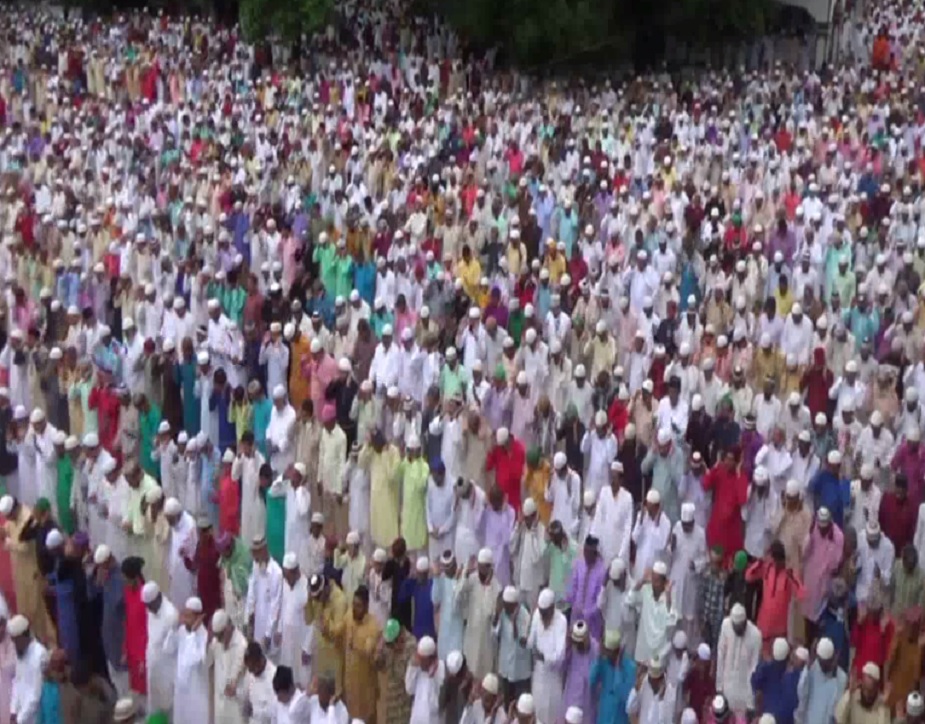  ईदगाह में आयोजित ईद की नमाज के बाद लोगों ने गले मिलकर एक-दूसरे को मुबारकबाद दी. (गोविंद पाटनी की रिपोर्ट)