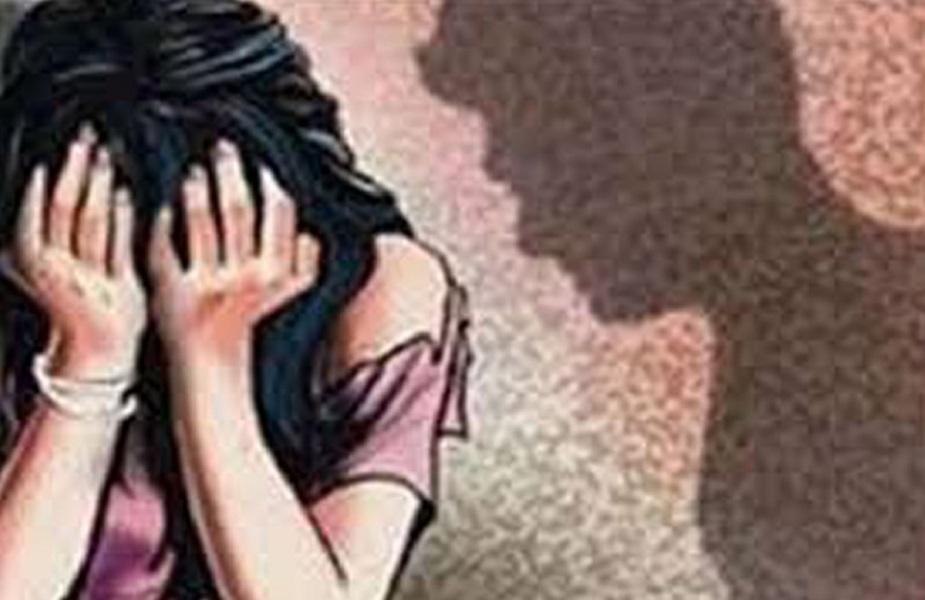 छात्रा के पिता के मुताबिक आरोपित उसका रिश्तेदार है. उसने बेटी को अपनी बहन बनाकर उससे राखी भी बंधवाई थी.