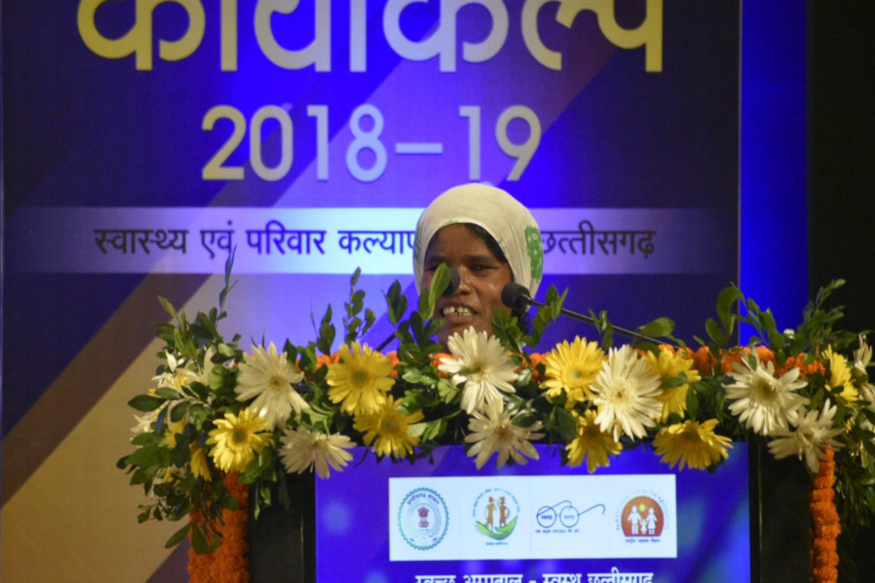 chhattisgarh- sukma- cm bhupesh baghel- Florence Nightingale of Chhattisgarh- breast cancer survivor- nurse helping in naxal area- ANM worker pushpa tigga of sukma awarded by cm bhupesh baghel- छत्तीसगढ़- सुकमा- ब्रेस्ट कैंसर- कैंसर सर्वाइस- नक्सली इलाके में काम कर रही नर्स- छत्तीसगढ़ की फ्लोरेंस नाइटिंगेल- एएनएम कार्यकर्ता पुष्पा तिग्गा का हुआ सम्मान
