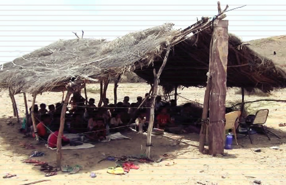 घास-फूस की झोपड़ी में स्कूल, School in a thatched hut