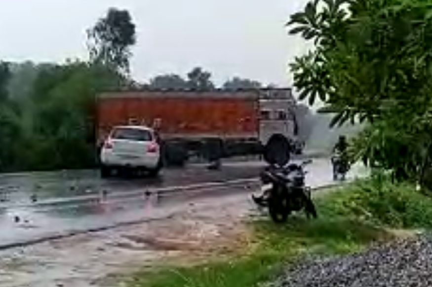 दुर्घटनाग्रस्त कार और ट्रक