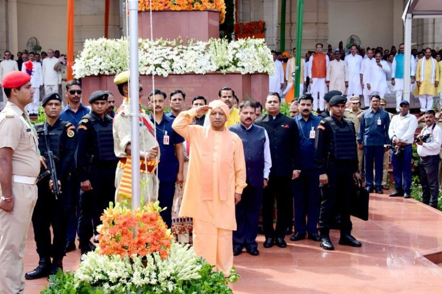 झंडारोहण के बाद सलामी देते सीएम योगी