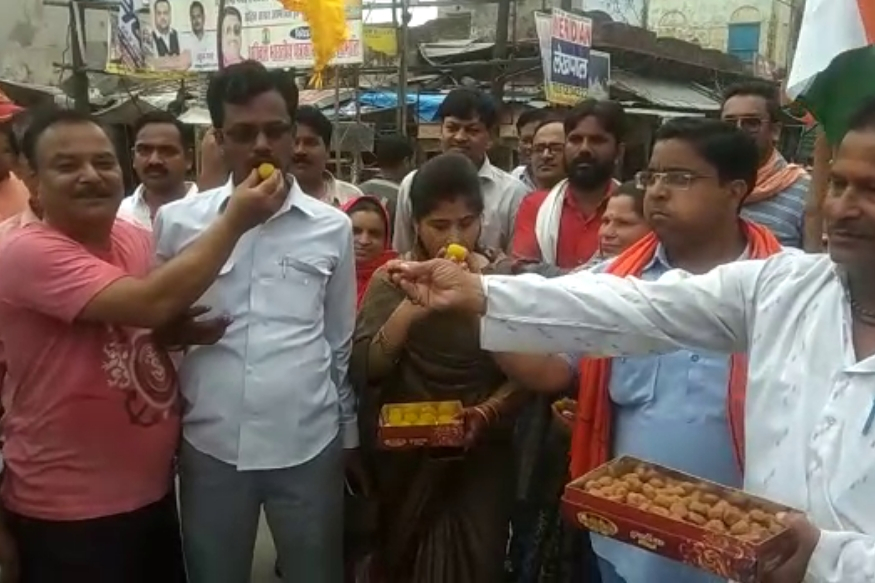 जश्न मनाते लोग