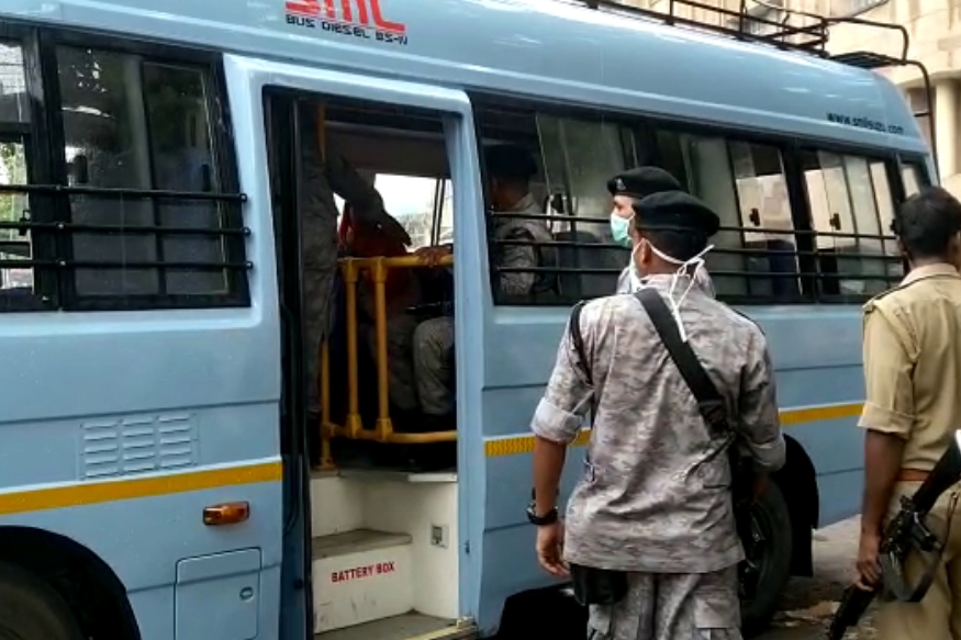 परिजन पहुंचे ट्रामा सेंटर