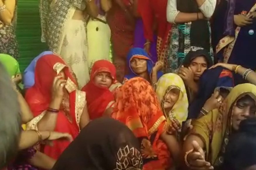 रोते बिलखते परिजन