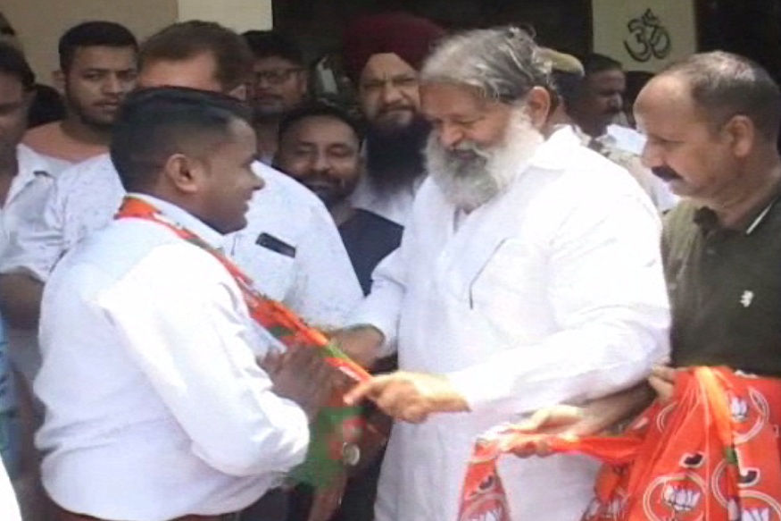 अनिल विज ने बीजेपी का पटका पहनाकर लोगों का किया स्वागत