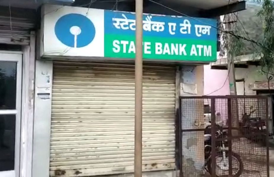 एसबीआई बैंक के तीन एटीएम को चोरों ने बनाया निशाना