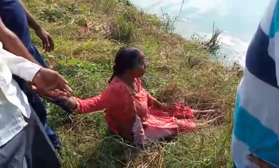 चंडीगढ़ में लेक में डूबने से बचाई गई महिला.