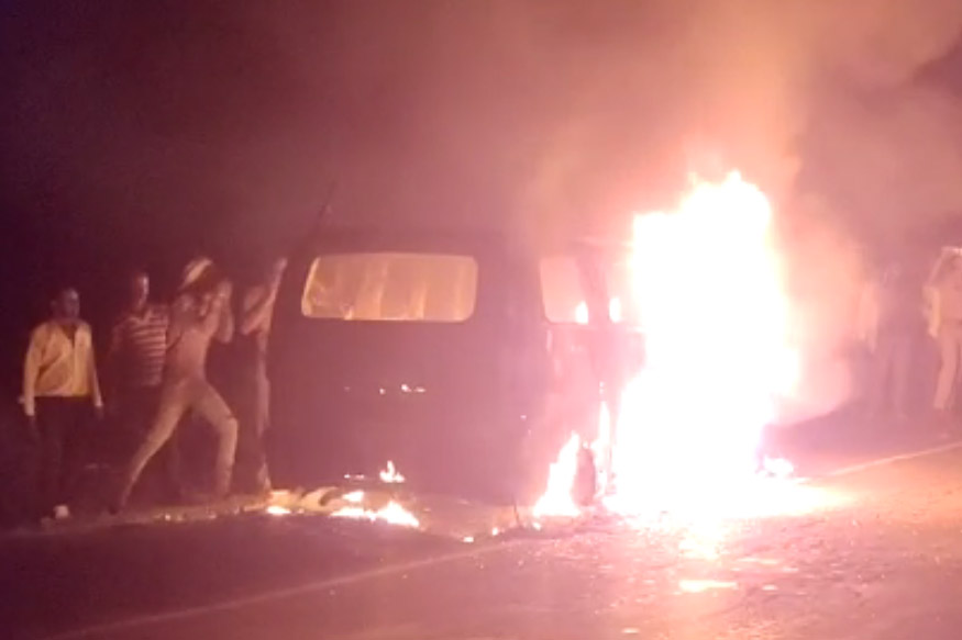 कार में आग-fire in car