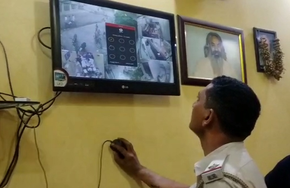 चोरों ने सीसीटीवी कैमरों पर स्प्रे कर खुद की पहचान को छुपाया