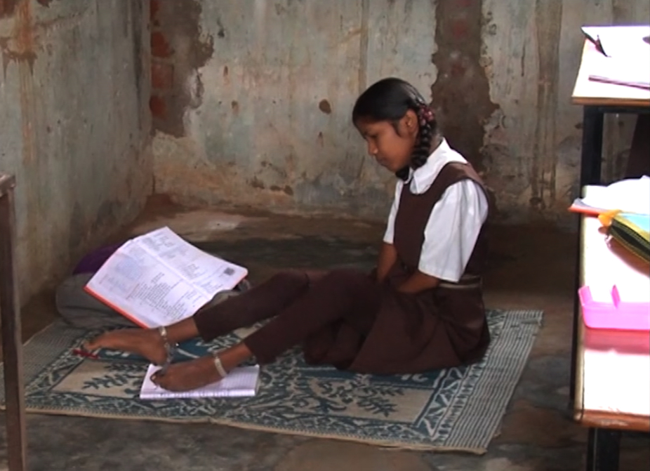 chhattisgarh, kondagaon, Story of encouragement, learn lesson of life, lesson of life from disabled girl, story of a disabled girl of Kondagaon , छत्तीसगढ़, कोण्डागांव. दिव्यांग बच्ची की कहानी, हौसलों की कहानी, दिव्यांग बच्ची का जज्बा, जीवन जीने का जज्बा