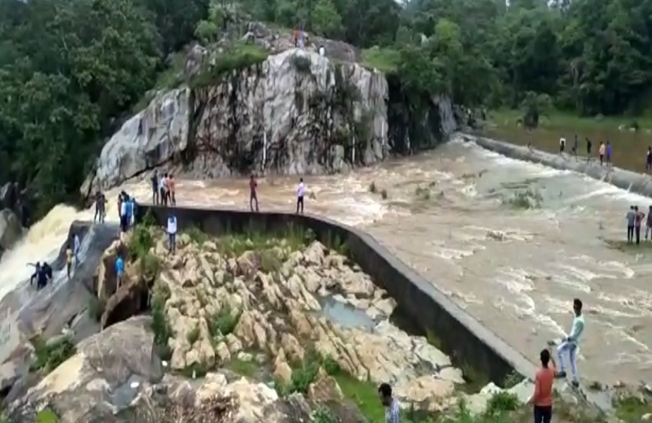 खतरे के बावजूद पर्यटक ले रहे सेल्फी और फोटो