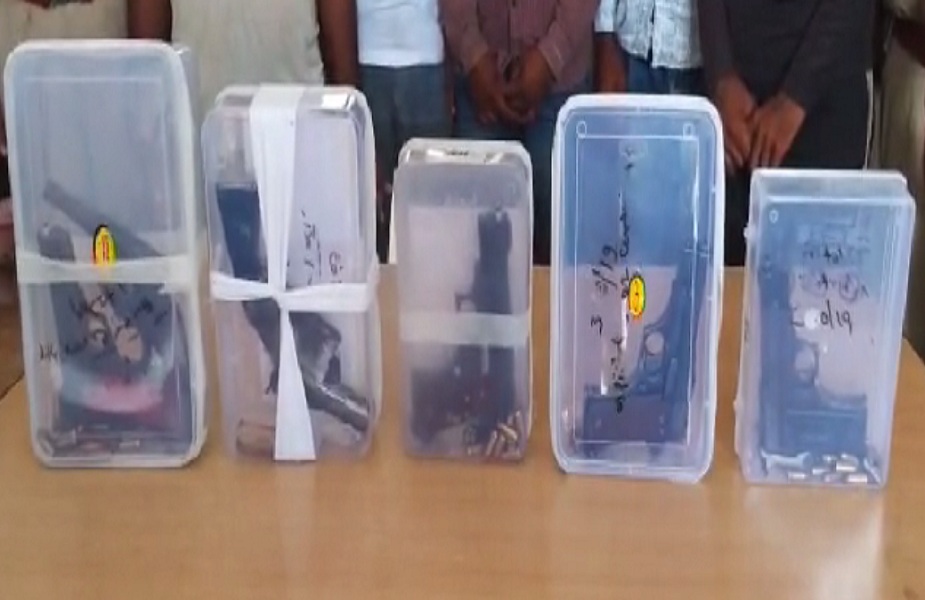 पुलिस ने 5 पिस्टल, एक देसी कट्टा व 102 कारतूस किए जब्त