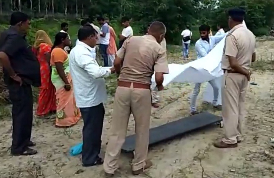 घटना के बाद मौके पर पहुंची पुलिस ने घटनास्थल का मुआयना कर शवों को पोस्टमार्टम के लिए भेजा