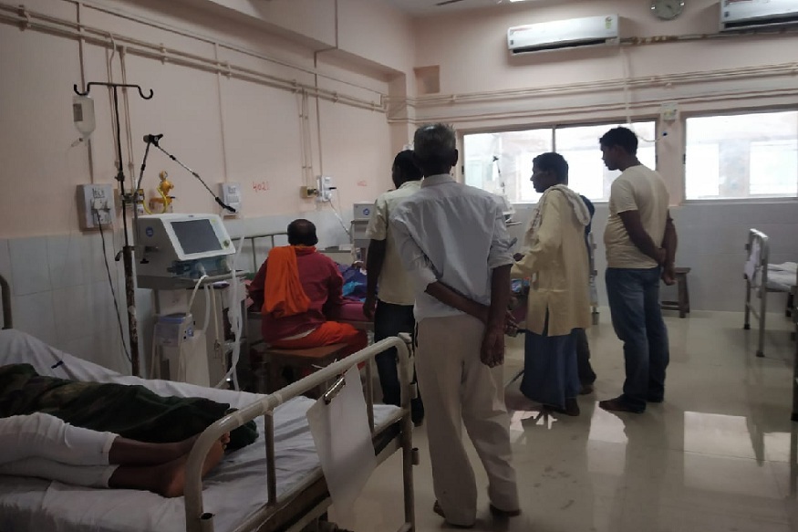 Riims - रिम्स के वार्डों में डाक्टरों की तरह राउंड लगाते हैं ओझा