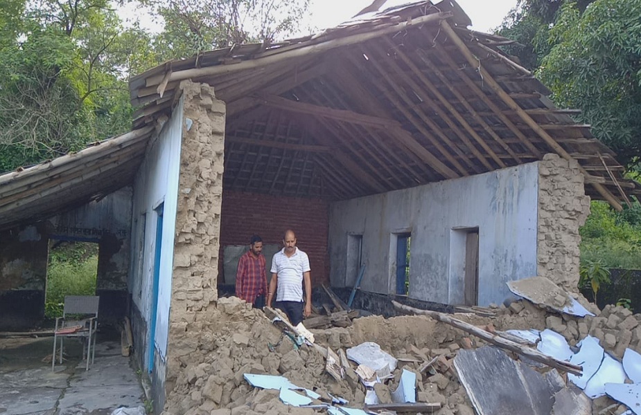 स्कूल का भवन पिछले कई सालों से था क्षतिग्रस्त