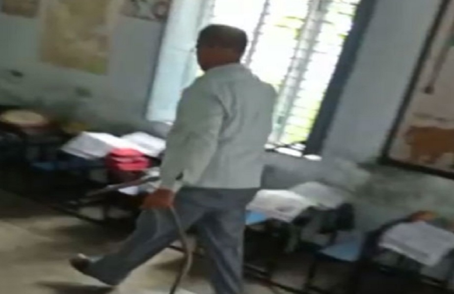 सांप को काबू में लेते स्कूल के हेडमास्टर