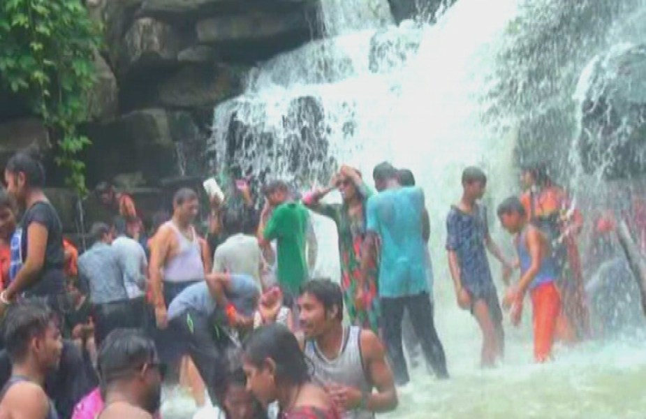 जतमई पर्यटक स्थल, पर्यटकों की भारी भीड़ उमड़ी, देश भर से पर्यटक यहां आ रहे है, पर्याप्त सुरक्षा और अन्य सुविधाओं की कमी, Jatmai tourist place, huge crowds of tourists, tourists from all over the country are coming here, lack of adequate security and other facilities