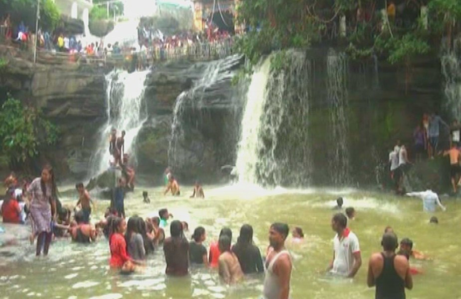जतमई पर्यटक स्थल, पर्यटकों की भारी भीड़ उमड़ी, देश भर से पर्यटक यहां आ रहे है, पर्याप्त सुरक्षा और अन्य सुविधाओं की कमी, Jatmai tourist place, huge crowds of tourists, tourists from all over the country are coming here, lack of adequate security and other facilities