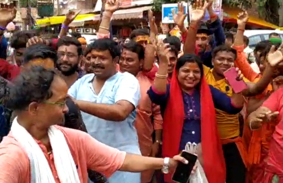 अनुच्छेद 370 पर प्रस्ताव आने के बाद लोगों ने एक-दूसरे को मिठाई खिलाकर जश्न मनाया.