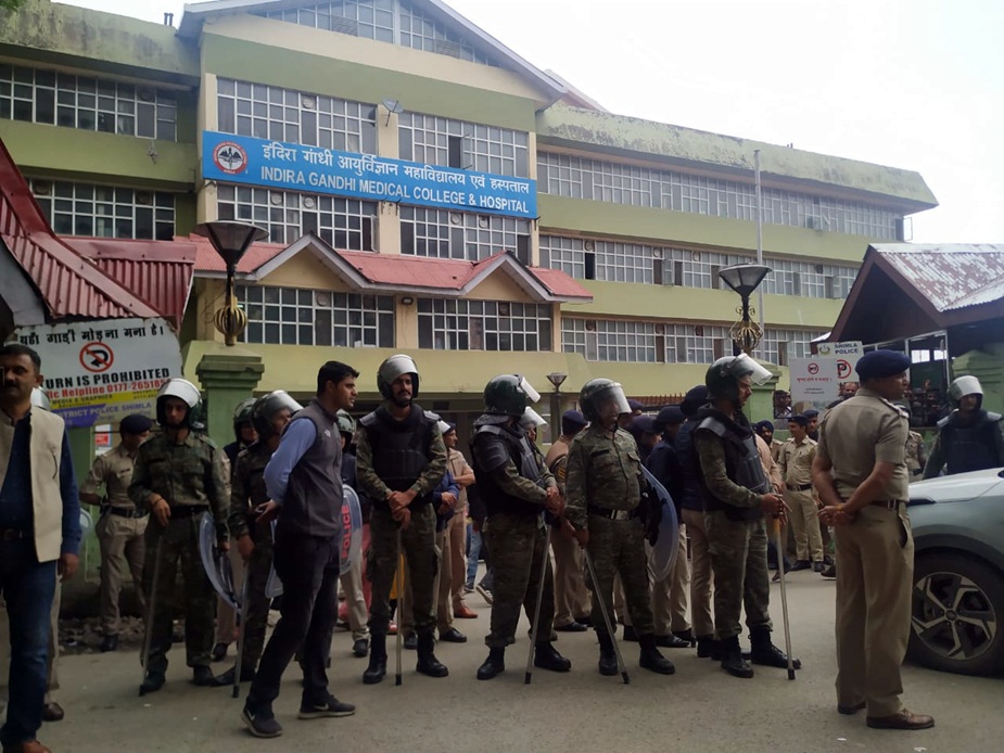  शिमला. हिमाचल की राजधानी शिमला में सीटू ने आईजीएमसी (IGMC) अस्पताल के खिलाफ मोर्चा खोल दिया है.