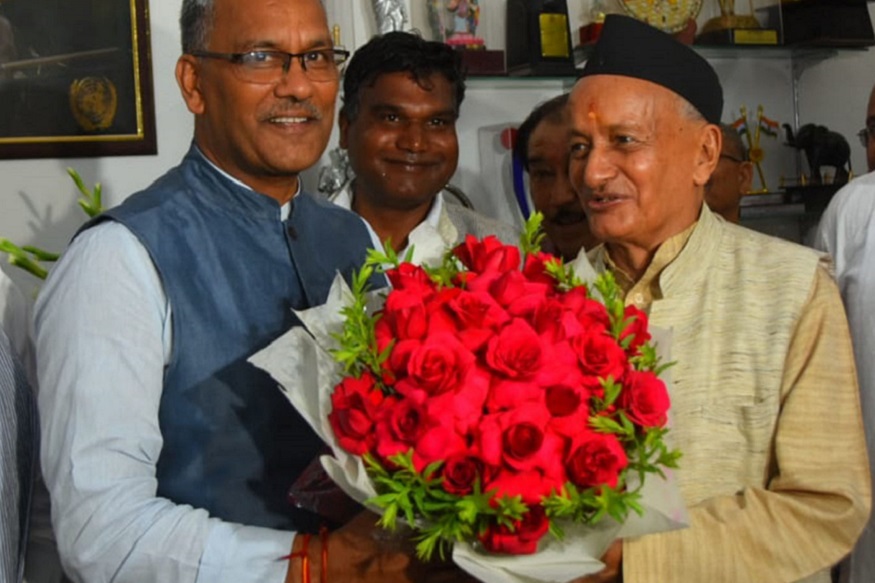 CM Congratulates Bhagat Singh Koshyari, मुख्यमंत्री ने कोश्यारी के आवास जाकर उन्हें बधाई व शुभकामनाएं दीं.