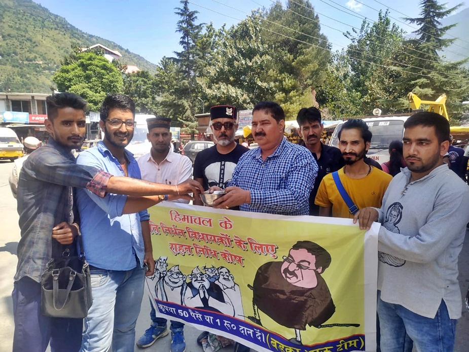 कुल्लू में चंदा जुटाते हुए लोग.