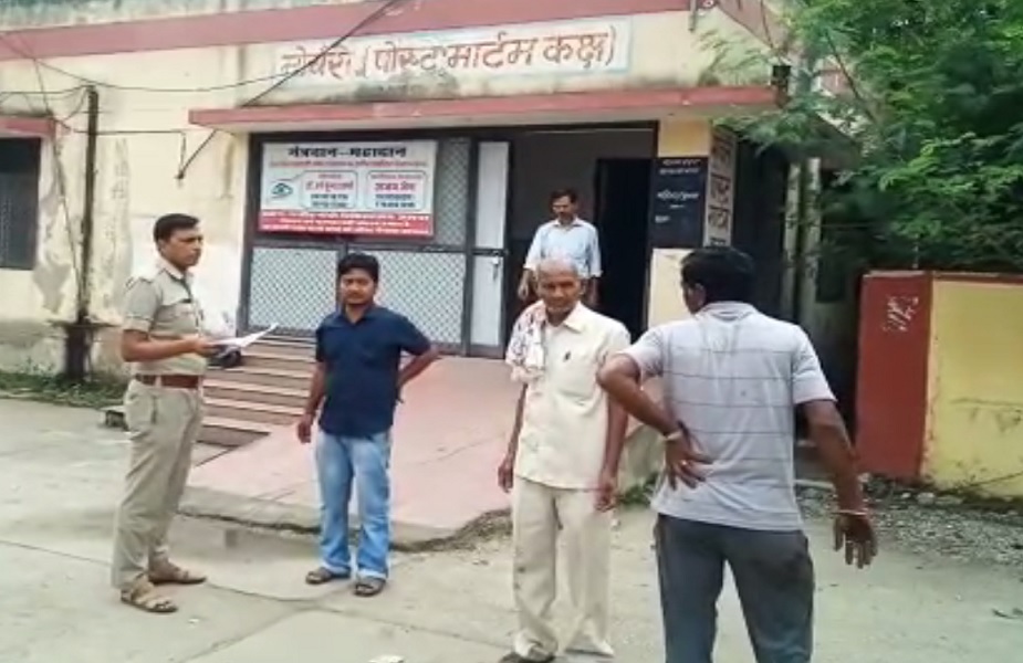 मोर्चरी के बाहर पुलिस कर्मी और परिजन मौजूद