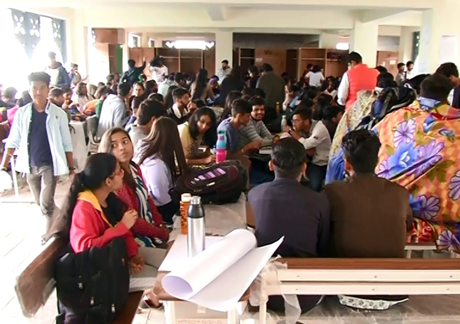 छात्रों का प्रदर्शन बीते 100 घंटों से जारी है.