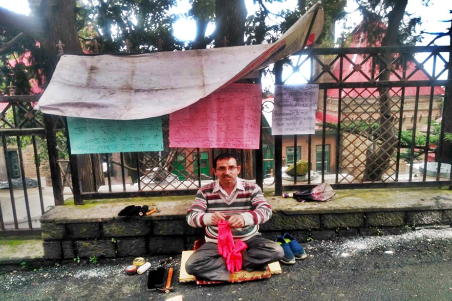 शिमला के रिज मैदान पर चंदा जुटाते कर्म चंद भाटिया.