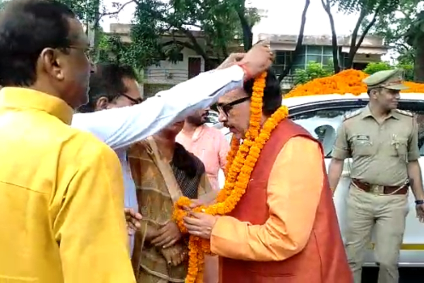 कार्यकर्ताओं ने मंत्री महेंद्र नाथ पांडेय का किया जोरदार स्वागत