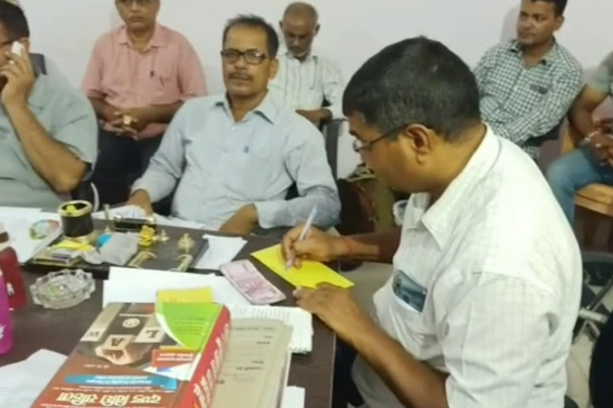 गोरखपुर एंटी करप्शन टीम के प्रभारी निरीक्षक देव प्रकाश रावत के नेतृत्व में टीम
