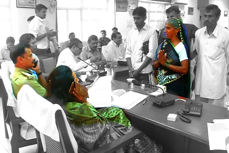 woman pouring kerosene, bharapur news
